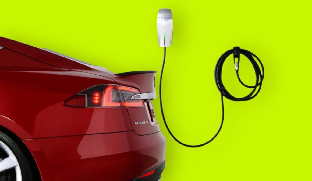¿Por qué el auto eléctrico no se carga cuando está enchufado?