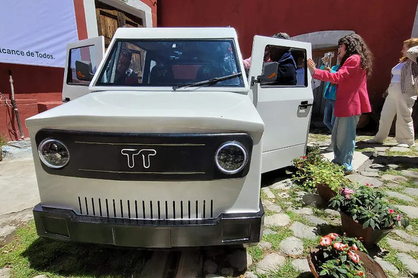Presentan en Tlaxcala el prototipo TT1, el primer auto eléctrico solar mexicano